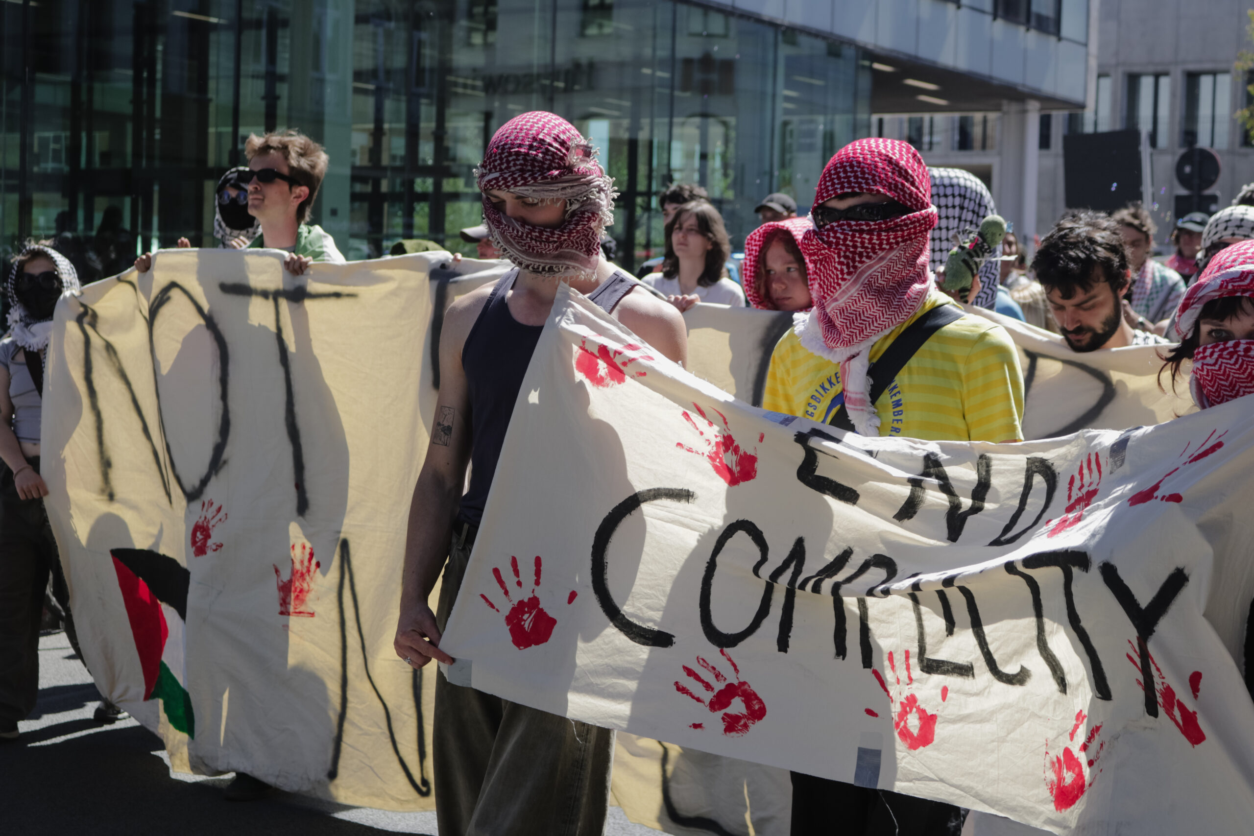Protest aan het rectoraat door bezetters Coupure