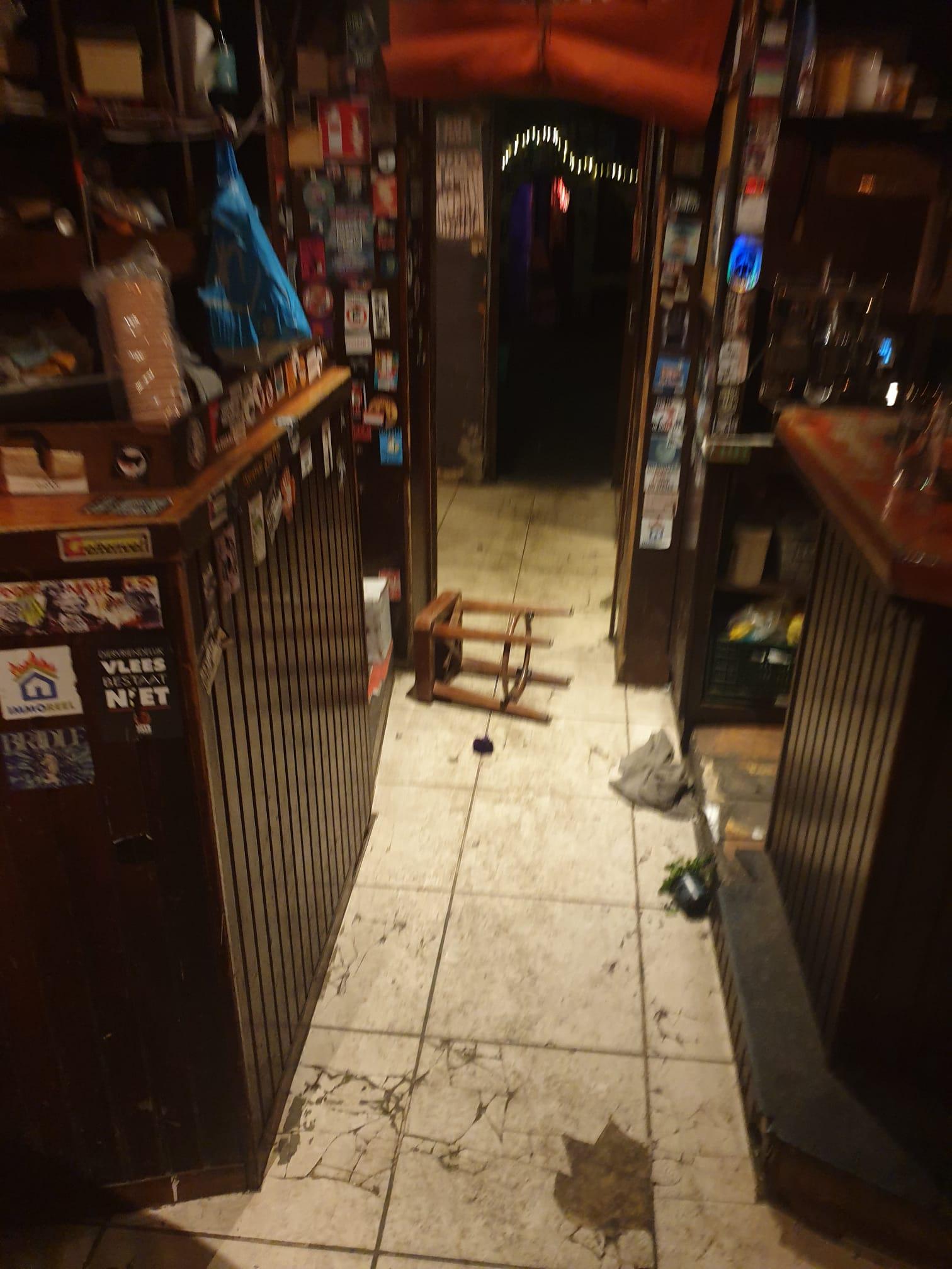 Cafébaas de Molotov in elkaar geslagen: politiek geweld in de Overpoort?